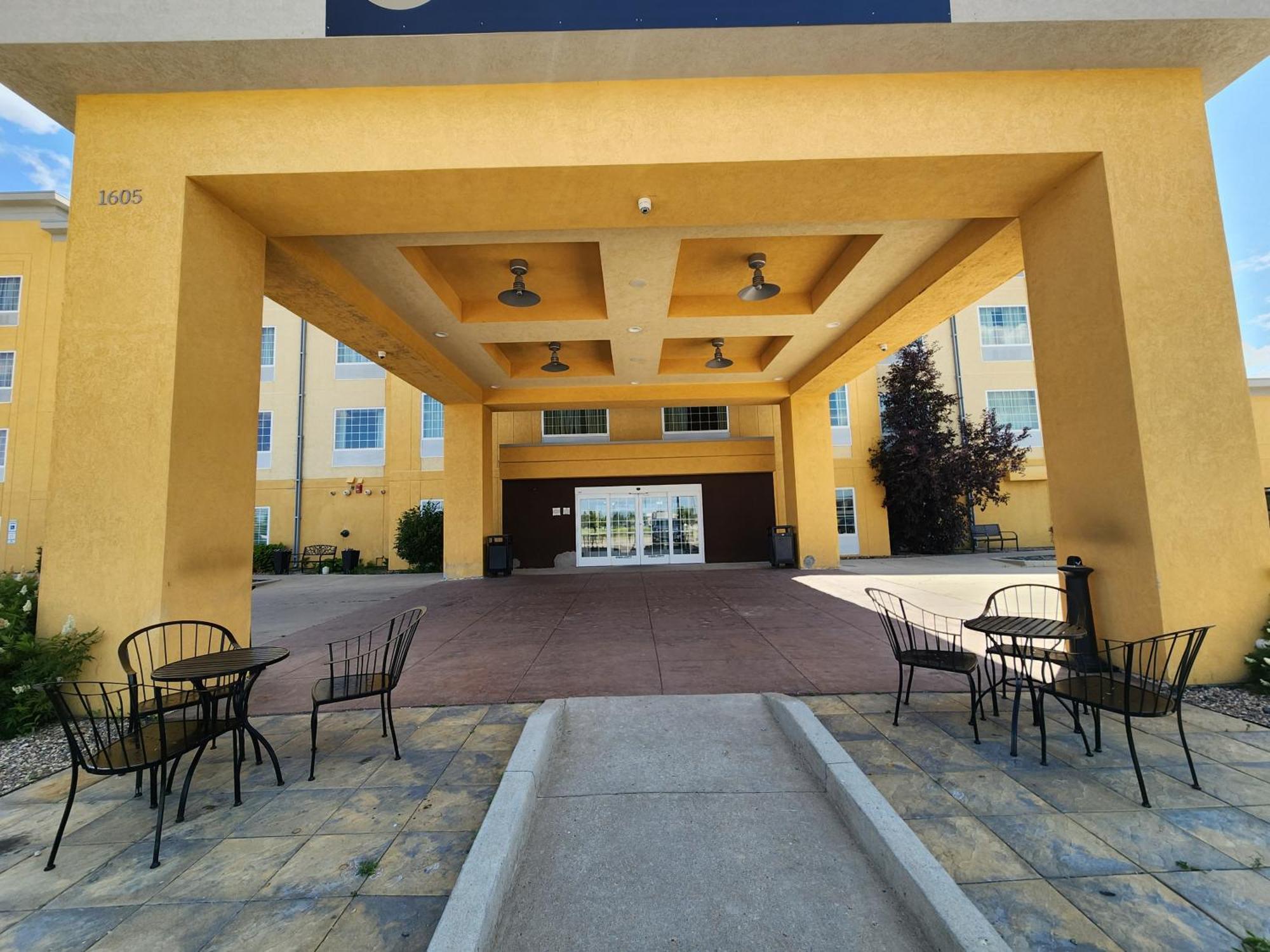 Highland Suites Minot Exterior photo