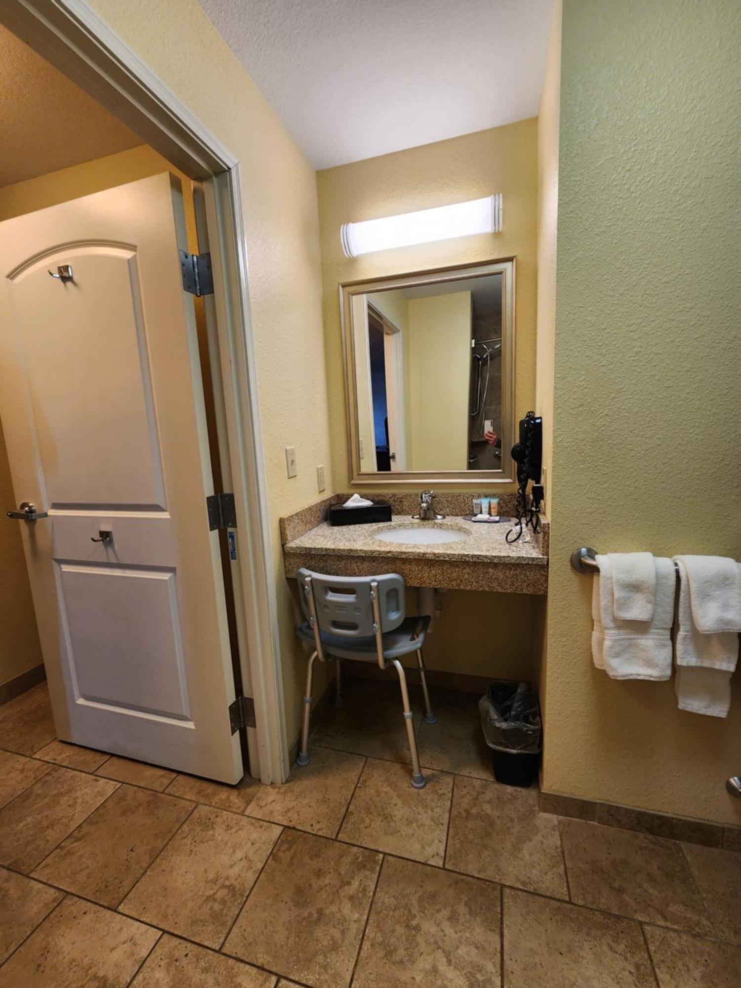 Highland Suites Minot Exterior photo